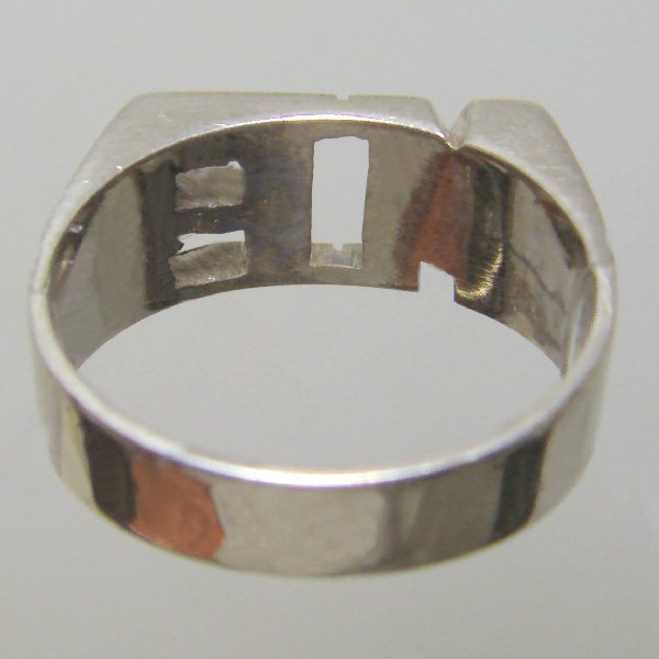 (r1284)Seal-type ring with drafted initials in silver and gold.